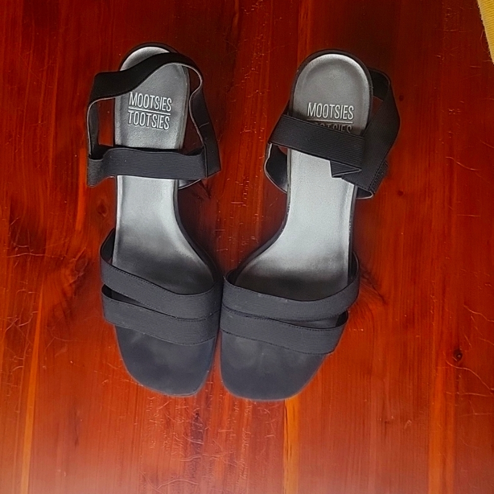 Mooties Tootsies heeled sandals size 10 Black